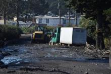 Un bulldozer dégage la boue sur une route prè de Montecito, en Californie, le 9 janvier 2018