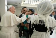 Le Pape François avec des réfugiés syriens le 11 août 2016