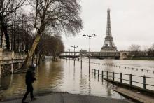 Un homme regarde les berges inondées par la crue de la Seine, le 23 janvier 2018 à Paris