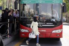 Des femmes dans une rue de Téhéran le 27 avril 2016. Depuis la Révolution islamique de 1979 en Iran, les femmes doivent sortir tête voilée et le corps couvert d'un vêtement ample plus ou moins long