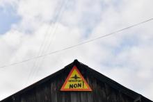 Un panneau "Non à l'aéroport" sur une cabane de la Zad de Notre-Dame-des-Landes, le 16 janvier 2018, près de Nantes