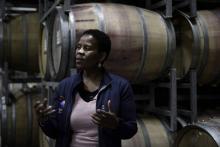 Ntsiki Biyela, première vigneronne noire sud-africaine, patronne d'Alsina Wines, dans sa cave de Stellenbosch, près du Cap, le 18 octobre 2017