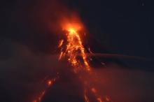 De la lave s'écoule sur les flancs du volcan Mayon en éruption aux Philippines, le 26 janvier 2018