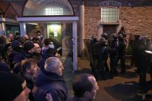 Des surveillants rassemblés devant l'entrée du centre pénitentiaire de Borgo, le 23 janvier 2018 en Corse