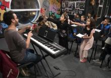 Des enfants assistent à un cours de musique au centre culturel Les Etoiles de Sidi Moumen, une banlieue déshéritée de Casablanca, le 24 novembre 2017 au Maroc
