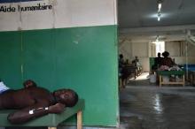 Un homme souffrant des symptômes du choléra est soigné à l'hôpital Saint-Antoine de Jérémie, en Haïti, le 22 octobre 2016