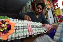 Des dollars américains dans une boutique pakistanaise à Peshawar au Pakistan le 11 décembre 2017