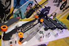 Des skateboards électriques présentés par Swagtron, le 9 janvier 2018 au CES de Las Vegas