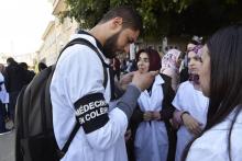 Plusieurs centaines de médecins "résidents", en grève depuis deux mois en Algérie, ont organisé un sit-in dans l'enceinte du principal hôpital d'Alger, le 23 janvier 2018