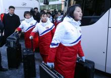 Plusieurs joueuses nord-coréennes de hockey sur glace, qui doivent participer le mois prochain aux jeux Olympiques d'hiver, arrivent en Corée du Sud le 25 janvier 2018