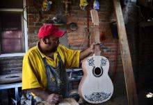 Salvador Meza, luthier de père en fils, réalise une réplique de la guitare de Miguel, le jeune héros du film "Coco", dans son atelier de Paracho, le 9 janvier 2018 au Mexique