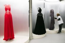 Deux mois après le décès d'Azzedine Alaïa, une exposition-hommage s'ouvre lundi dans sa galerie du Marais à Paris, rassemblant une quarantaine de robes de haute couture.