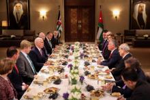 Le vice-président américain Mike Pence lors d'un déjeuner avec le roi Abdallah II de Jordanie à Amman, le 21 janvier 2018