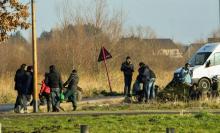 Des migrants regroupés près d'un parking à Calais, le 12 janvier 2018