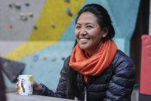 La jeune Sherpa Dawa Yangzum, guide de haute montagne, lors d'une interview avec l'AFP à Katmandou, le 4 janvier 2018 au Népal