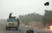 Cette capture d'écran prise à partir d'une vidéo publiée par Boko Haram le 2 janvier 2018 montre des combattants du groupe islamiste attaquant un barrage militaire le jour de Noel 2017 dans le nord-es