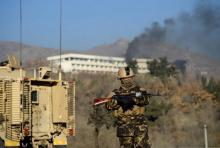 Des forces de sécurité afghanes près de l'hôtel Intercontinental, le 21 janvier 2017 à Kaboul