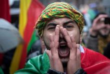 Un membre de la communauté kurde en Allemagne manifeste à Francfort contre l'offensive militaire de la Turquie en Syrie, le 18 janvier 2018