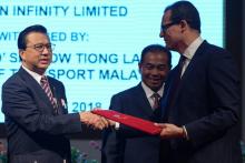 Le ministre malaisien des Transports, Liow Tiong Lai (g) serre la main du PDG d'Ocean Infinity, Olivier Plunkett, après la signature d'un accord pour reprendre les recherches de l'avion de la Malaysia
