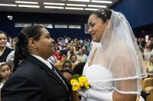 Jumana (G) et Ana Paula, célébrant leur mariage à Rio, le 8 décembre 2013
