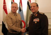 Une photo prise le 29 mars 2011 montre l'ancien chef d'état major de l'armée égyptienne Sami Anan (D) avec le commandant du CENTCOM américain de l'époque James Mattis lors d'une rencontre au Caire