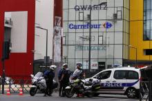 Des policiers devant le centre commercial Qwartz de Villeneuve-la-Garenne, dans les Hauts-de-Seine, après une tentative de braquage d'une boutique de vêtement, le 13 juillet 2015
