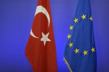 Le drapeau turc (G) et européen (D) lors d'un sommet entre l'UE et la Turquie le 29 novembre 2015 à 