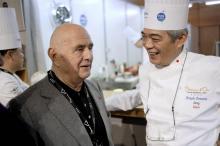 Paul Bocuse et le chef japonais Hiroyuki Hiramatsu, le 27 janvier à Chassieu, près de Lyon, lors du Bocuse d'Or, le concours mondial de cuisine créé par le chef français