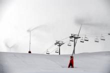 Des canons à neige préparent une piste, le 03 décembre 2009 à La Plagne (Savoie)