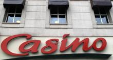 Le logo du groupe Casino sur le fronton d'un supermarché de Paris