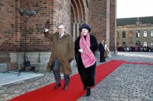 Le prince consort Henrik de Danemark (G), époux d'origine française de la reine Margrethe II (D), le 12 janvier 2012 à Copenhague