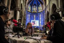 Des journalistes de RDF (réseau de radios chrétiennes) pendant une émission enregistrée dans l'église Sainte-Blandine de Lyon le 25 mai 2015