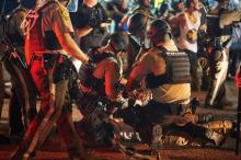 La police arrête le 10 août 2015 des manifestants à Ferguson, Missouri, un an après la mort de Michael Brown