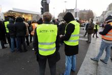 Des manifestants prennent part à un rassemblement pour protester contre les conditions de travail des VTC, place de la Bastille à Paris, le 16 janvier 2017