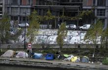 Des migrants dorment sous des tentes au bord du canal Saint-Martin, à Paris, le 24 décembre 2017
