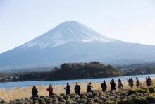 Des touristes sur le rivage du lac Kawaguchi face au mont Fuji, le 2 janvier 2018