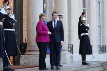 La chancelière allemande Angela Merkel et le président Emmanuel Macron sur le perron de l'Elysée, le 19 janvier 2018 à Paris