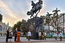 Le président du musée du Bronx de New York Joseph Mizzi fait un discours lors de l'inauguration de la réplique de la statue du héros national cubain José Marti à La Havane, le 28 janvier 2018