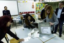 Une électrice sort d'un bureau de vote dans la capitale Nicosie, lors du premier tour de l'élection présidentielle à Chypre, le 28 janvier 2018