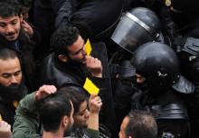 Des Tunisiens manifestent à Tunis contre la loi de finances de 2018 et adressent un "carton jaune" au gouvernement, le 12 janvier 2018