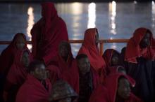 Des migrants secourus en mer sont pris en charge par la Croix-Rouge dans le port andalou de Malga, le 13 janvier