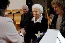 Alicja Mularska, la fille d'un couple polonais reconnu "Justes parmi les Nations" recevant à Jérusalem la médaille de Yad Vashem, le mémorial de la Shoah le 30 janvier 2018