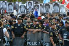Des policiers encadrent des manifestants opposés à la grâce accordée à l'ancien président Alberto Fujimori, le 30 janvier 2018 à Lima