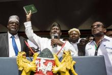 L'opposant kenyan Raila Odinga brandit une bible lors d'un rassemblement public le 27 janvier 2018 à Homa Bay, sur les bords du lac Victoria