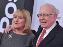 Susie Buffett et Warren Buffett arrivent à la première de "The Post", le 14 décembre 2017, à Washington