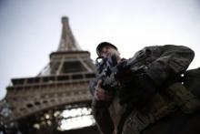 Un soldat français patrouille près de la Tour Eiffel. A cause des attentats, les autorités américaines conseillent à leurs citoyens de "faire preuve de prudence accrue" en France
