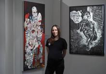 L'artiste britannique Dannielle Hodson pose devant ses oeuvres à Sotheby's à Londres, le 16 janvier 2018