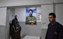 Portrait d'Abdullah Öcalan --le chef du Parti des travailleurs du Kurdistan (PKK), emprisonné en Turquie, accroché sur l'un des murs de l'hôpital d'Afrine, dans le nord ouest de la Syrie, le 25 janvie