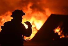 Un pompier devant une maison incendiée à Oroville, en Californie, le 9 juillet 2017