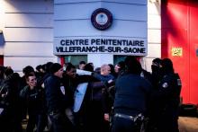 Des policiers et des gardiens de prison s'opposent lors d'une manifestation devant le pénitencier de Villefranche-sur-Saône, le 15 janvier 2018